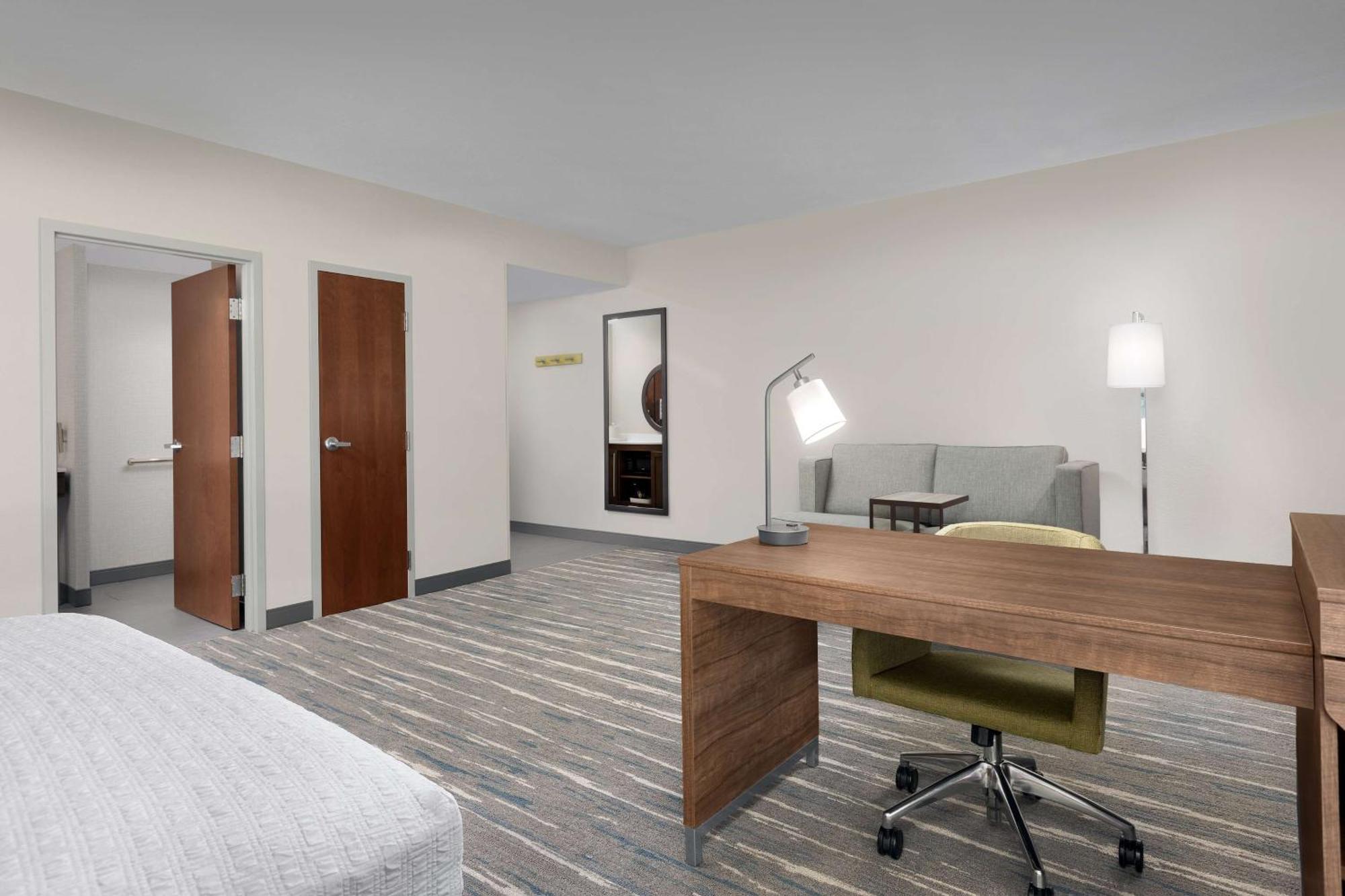 Hampton Inn & Suites Durham University Medical Center Экстерьер фото